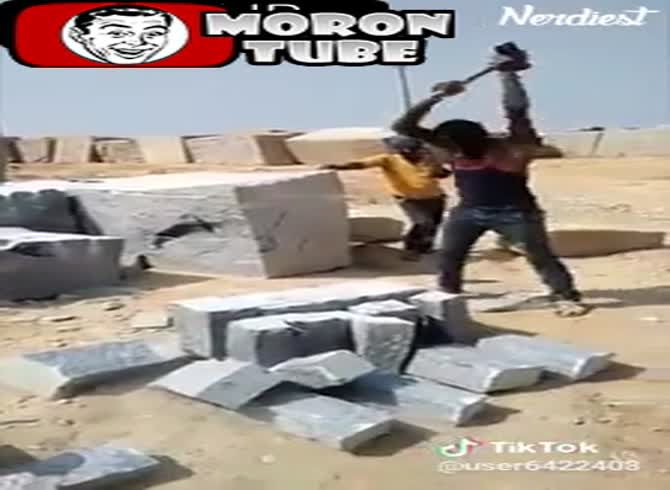 Video :Using a sledgehammer to cut rock blocks (India)